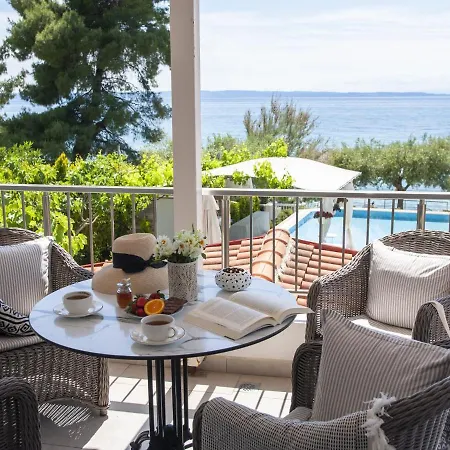 Apartment In Elia With A Shared Pool