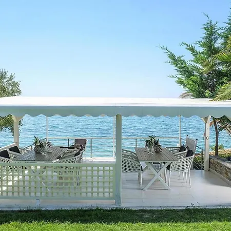 In Elia With A Shared Pool Apartment